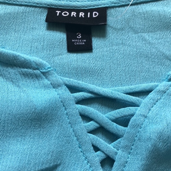 Gently worn - Washable Crinkle Gauze Cold Shoulder 🔝 by Torrid size 2 - Picture 9 of 15